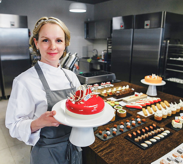 Сотрудник компании с торотом в руках